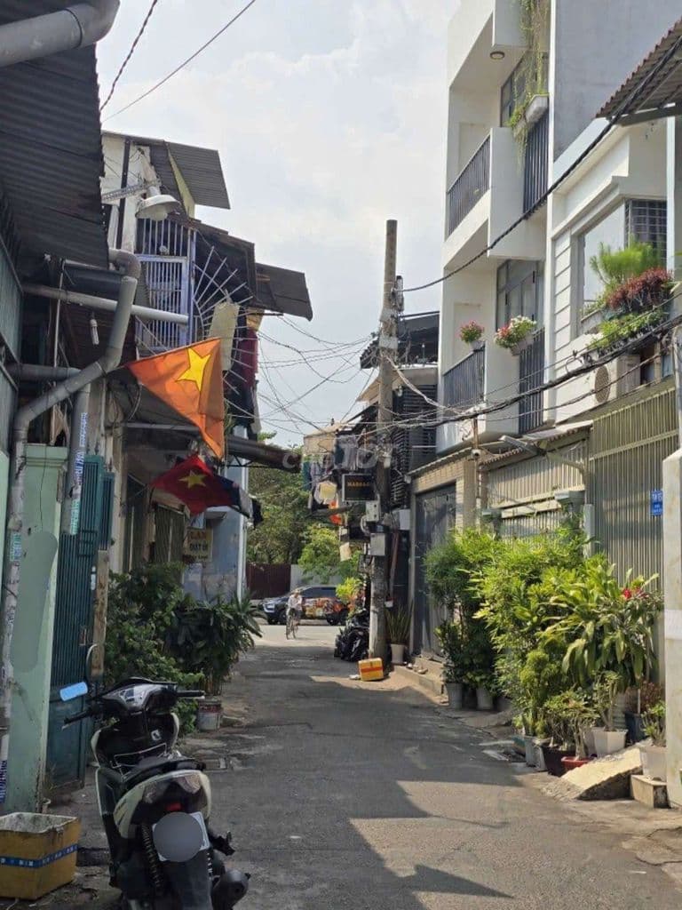 nhà 4m x 13m , cấp 4 sát mặt tiền Tô Hiệu