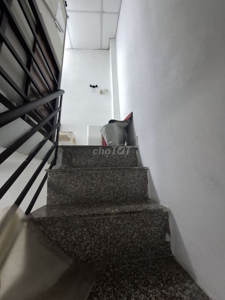 NGAY ĐAI HỌC CÔNG NGHIỆP, CHỢ GV, 12M2, BA TẦNG, HAI PN BTCT 2.2TY TL - Ảnh 2