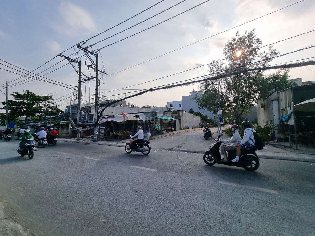 Chỉ 950tr sở hữu lô đất có sổ hẻm xe hơi cách MT Lê Văn Lương 60m - Ảnh 2