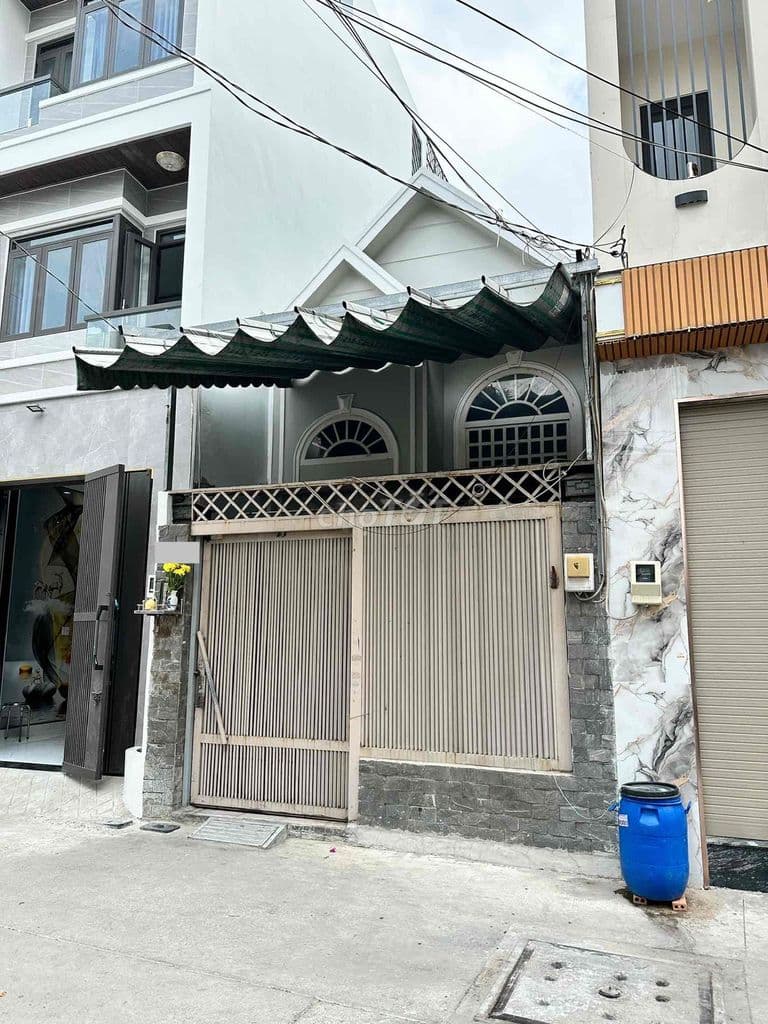 nhà ngay đầu hẻm thach lam