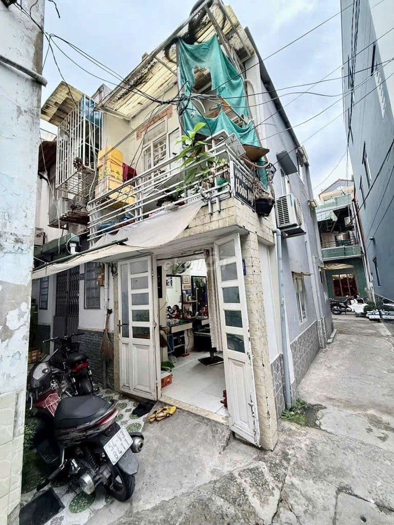 nhà hẻm thông ra chợ sát đường xe hoi trục Quang Trung