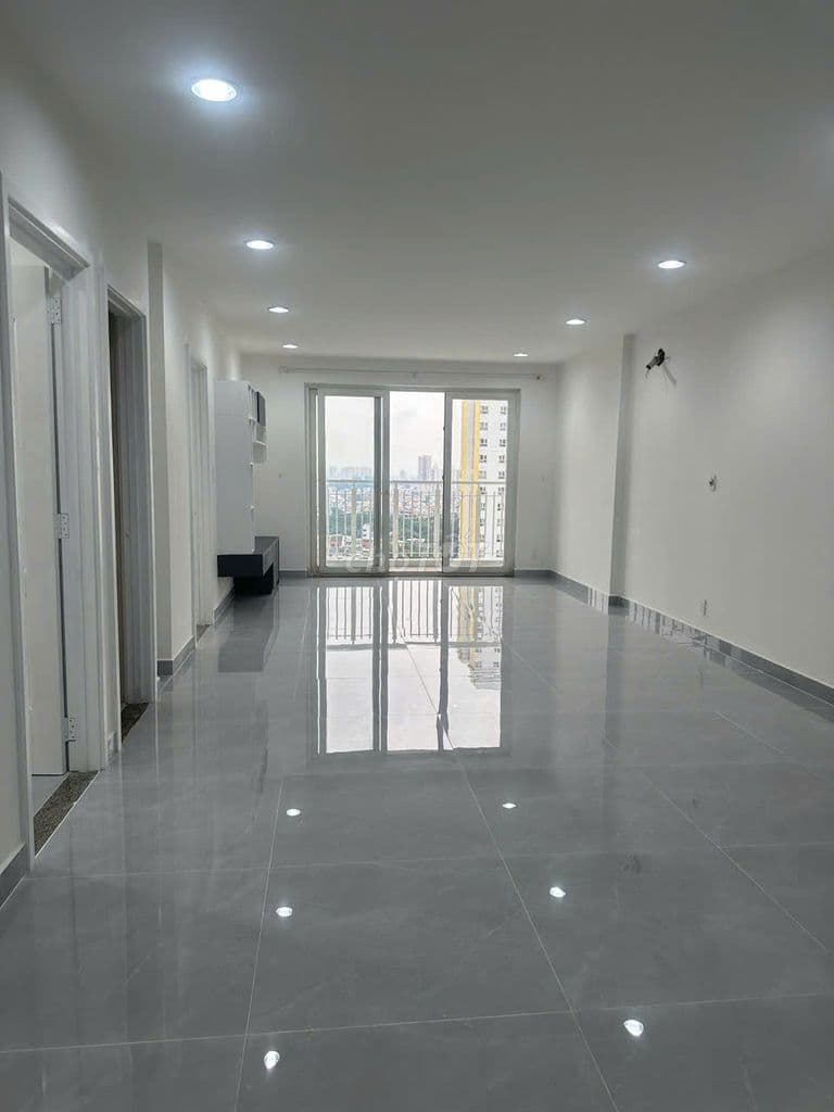 Bán căn 2 phòng ngủ ,2WC ,rộng 105 m2 hướng Nam, view Võ Văn Kiệt