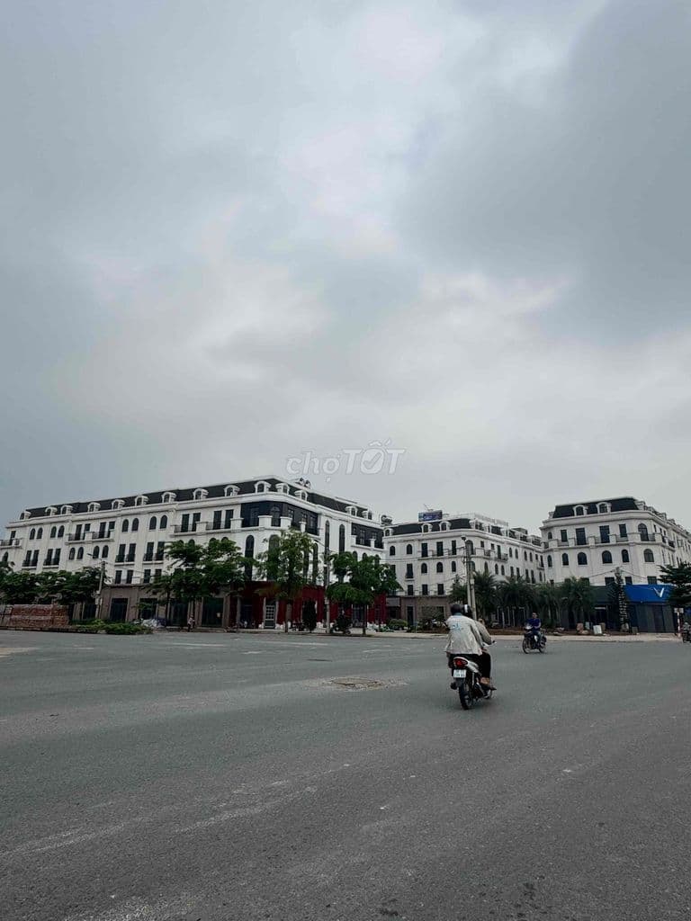 Lô đẹp mặt tiền rộng , vỉa hè - đường thoảng đỗ oto thoải mái - Ảnh 3