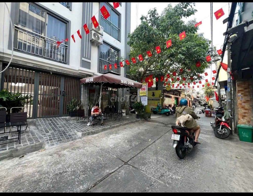 chủ gấp bán nhà dt đẹp,vị trí sát trường ĐH