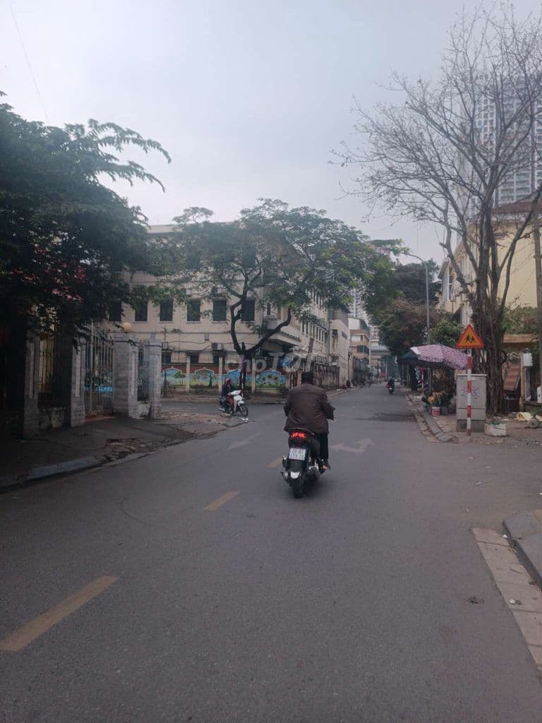 Bán Nhà mặt Phố Nguyễn Trãi Hà Đông 112m2- mặt tiền 11m - 33 tỷ.