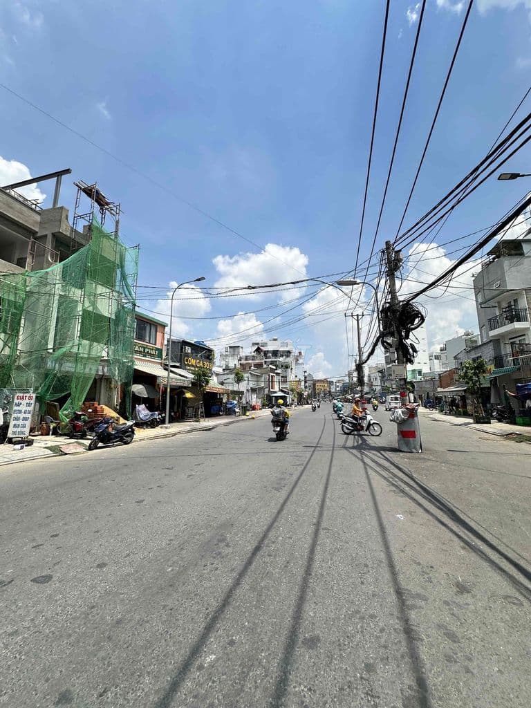 Hạ sốc 650 triệu! Nhà mới 4 tầng thang máy gần Học viện Cán bộ, hẻm