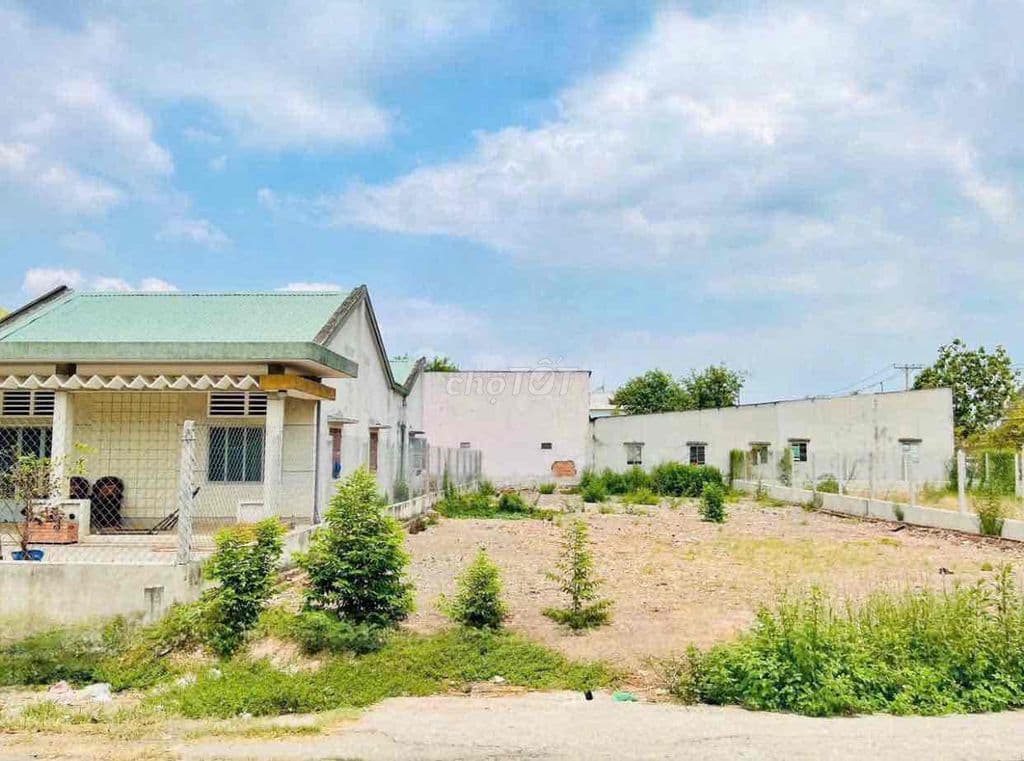 Còn đúng 1 lô NGỘP. mặt tiền chợ Việt Kiều, DT: 6x32 (192m2). Có SHR