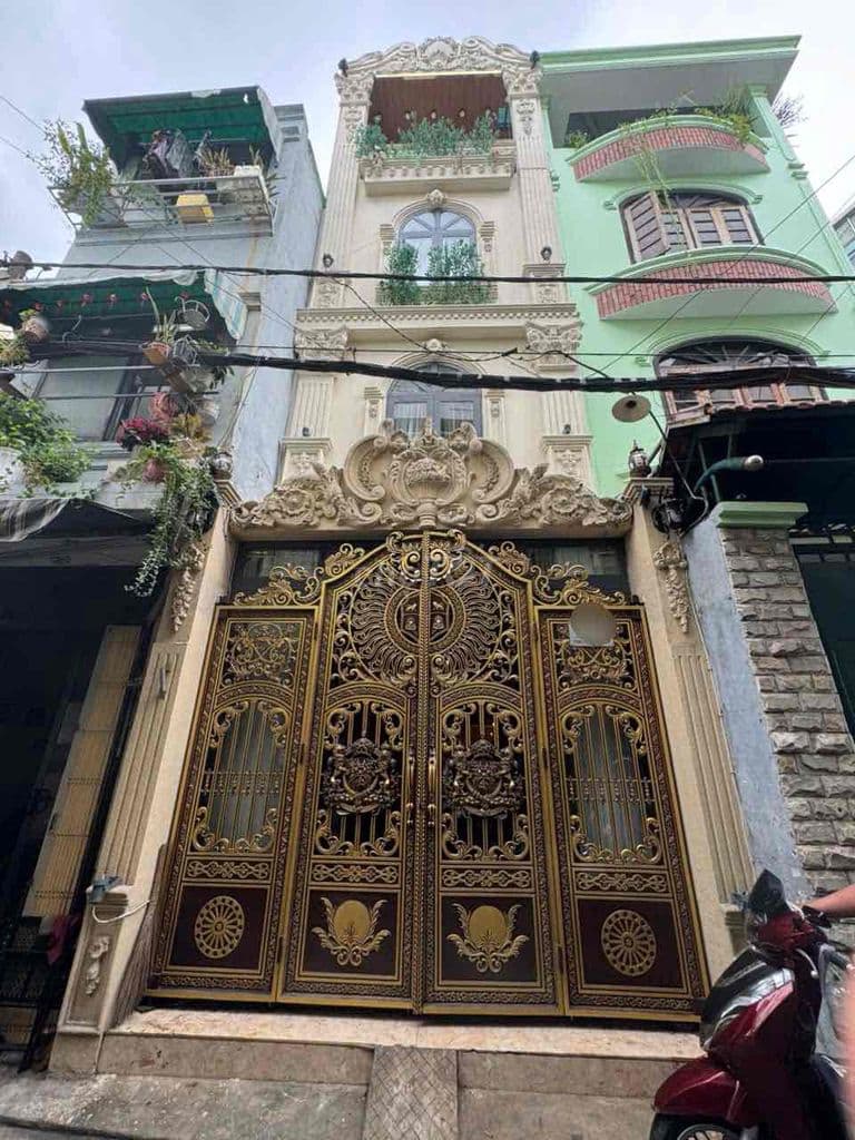NHÀ ĐẸP XE HƠI ĐỖ CỬA - NGAY ĐẦU LĂNG CHA CẢ - GẦN SÂN BAY
