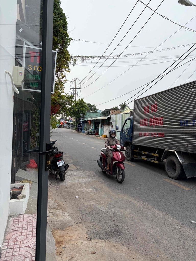 Ban nhà mặt tiền