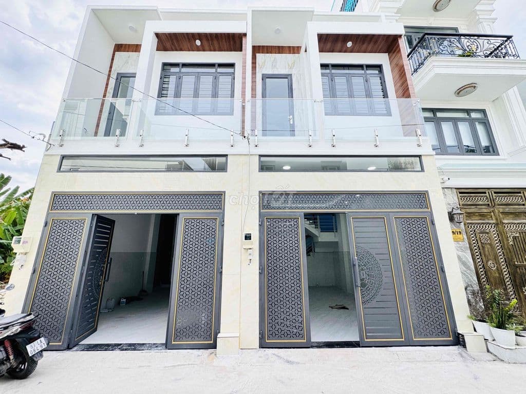 BÁN NHÀ MỚI XÂY ĐỐI DIỆN GIGAMALL HẺM Ô TÔ- SHR