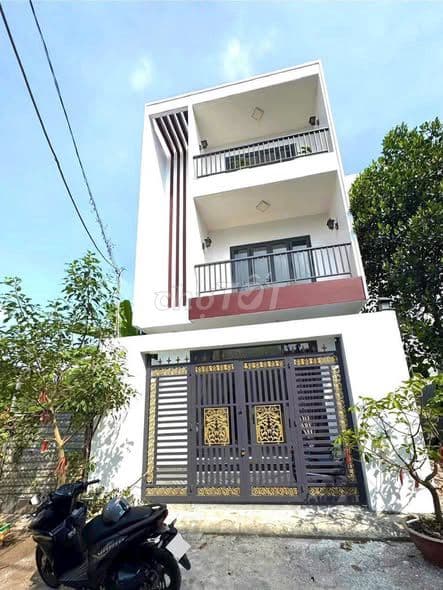 Nhà 3 tầng, hẻm xe hơi, P. Long Trường Quận 9 giá 4,6 tỷ/55m2