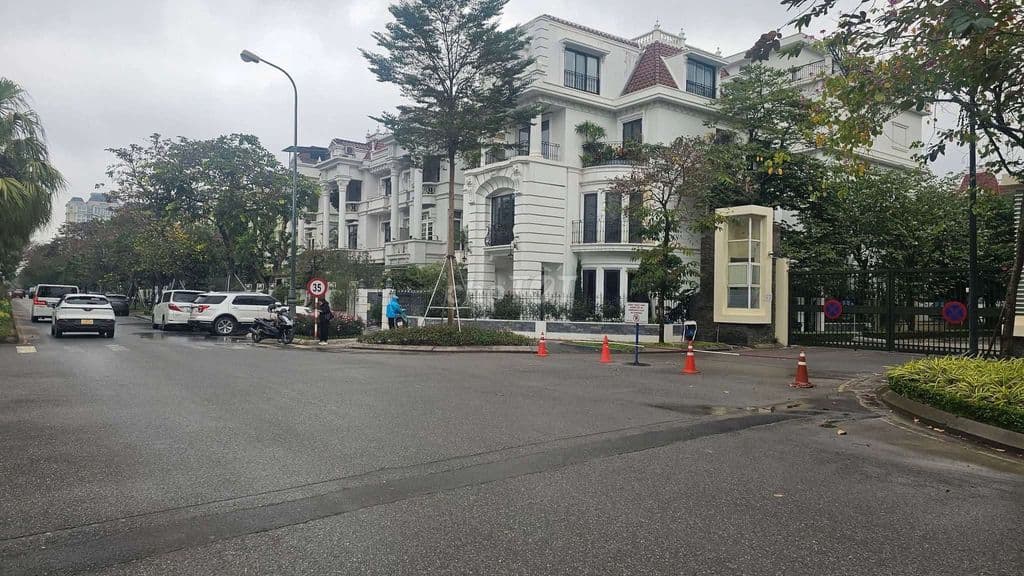 Tôi cần bán nhà biệt thự Ciputra căn góc 4tầng thang máyfull nội thất