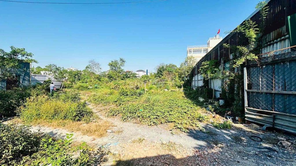 Giáp PHẠM VĂN ĐỒNG , LINH TÂY - 310m2 ( nở hậu ) - Hẻm oto - Sổ riêng. - Ảnh 2