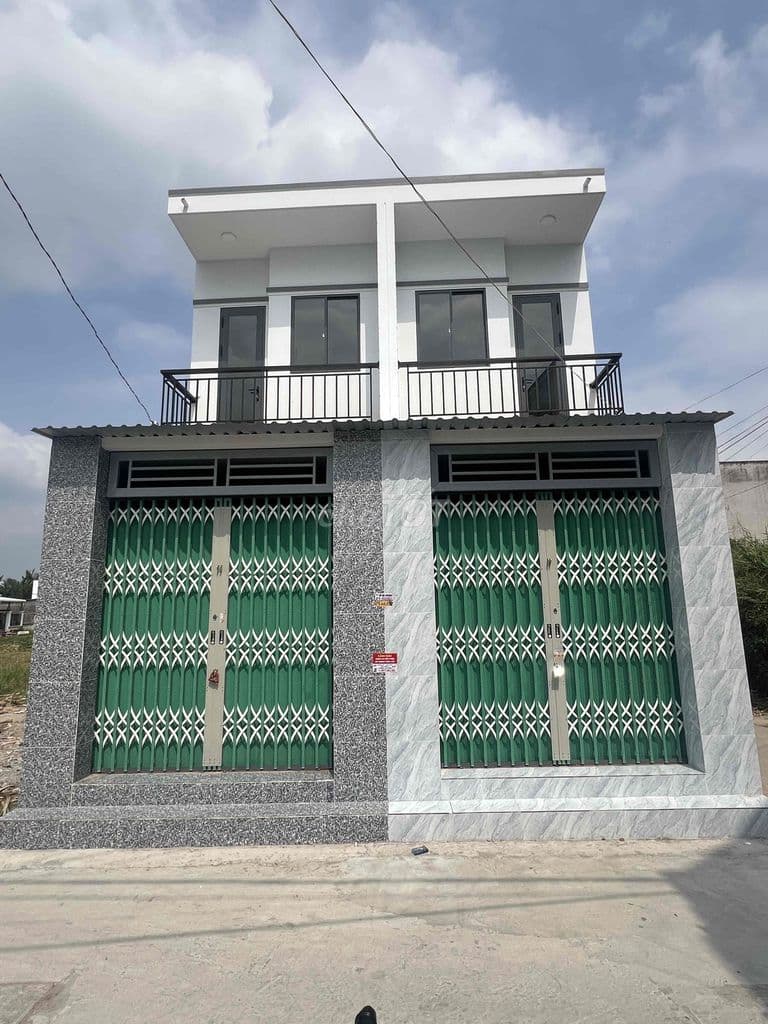 Nhà mới xây xong , 1 trệt , 1 lầu ,Hẻm xe hơi .Long Hậu