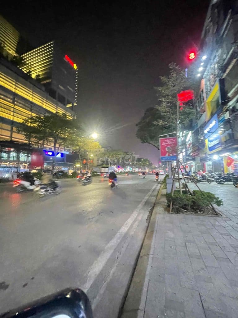 Hoàng Văn Thái 50m2 8T thang máy oôt trong nhà