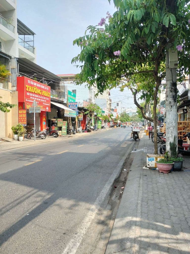 Bán Nhà Mặt Tiền đường Lâm Văn Bền DT:4,3x17 phường tân quy Quận 7