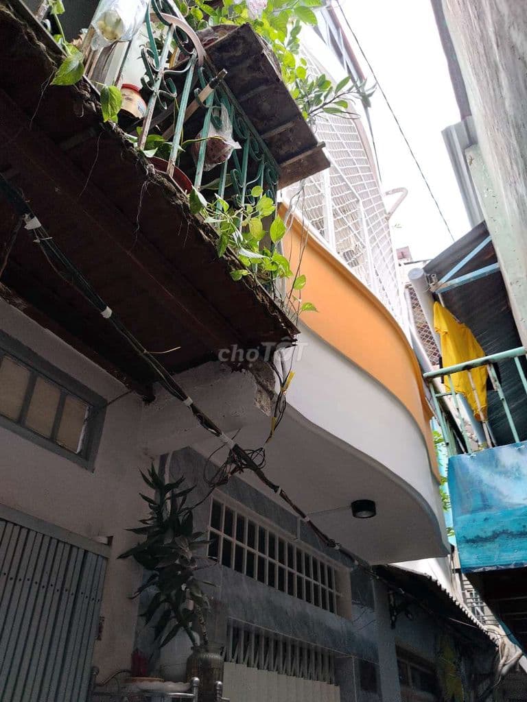 Nhà 2 lầu đúc hẻm nhỏ Lạc Long Quân TpHCM - Ảnh 2