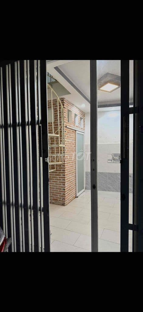 chính chủ cần bán 1 căn ngay trung tâm thể thao tân bình . - Ảnh 2