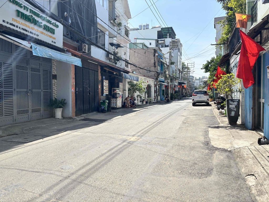 NHỈNH NHẸ 4 TỶ, Vài bước lên Ô Tô, DTSD 70m, Ngay CV Làng Hoa