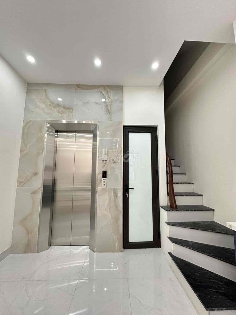 Nhà Giáp Nhị ô tô đỗ cổng 5 tầng thang máy,ngõ thông tặng full n thất