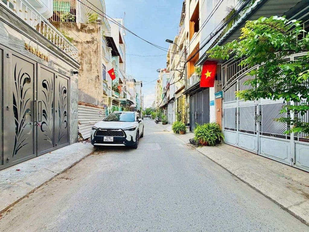 Nhà đẹp có phòng ngủ dứoi trệt ,. Hẽm xe hơi thông tứ hứong