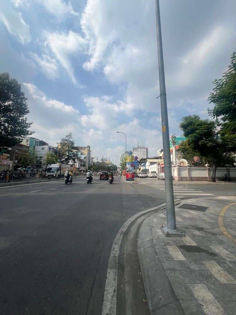 Càn bán nhà Mặt tiền đường Nguyễn Thái Học Q1