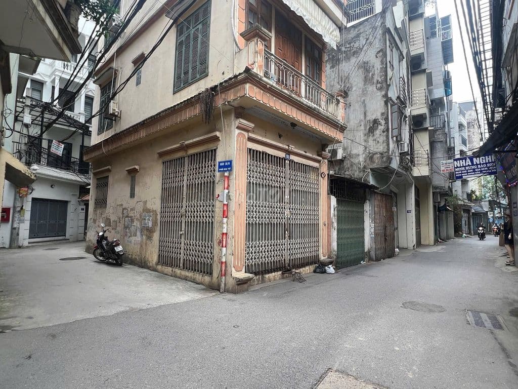BÁN ĐẤT TẶNG NHÀ KHUNG CỘT CHẮC CHẮN - GẦN Ô TÔ - SỔ ĐẸP 1 PHÚT RA HỒ