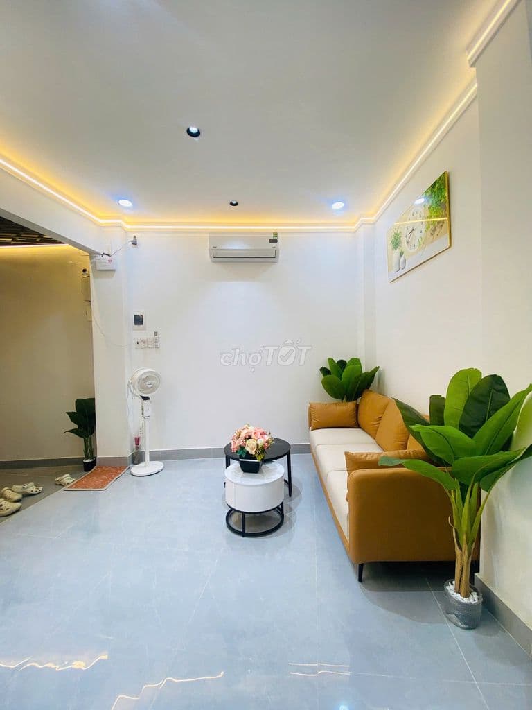 Bán nhà đẹp trung tâm chợ GV 38M2 2PN 2WC P7