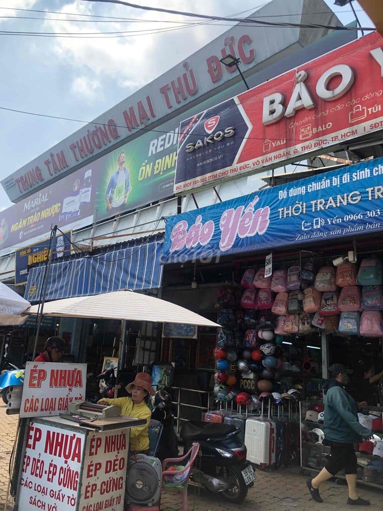 Sang sạp Bảo Yến có 2 mặt tiền xe chạy ở Trung tâm Thương mại Thủ Đức