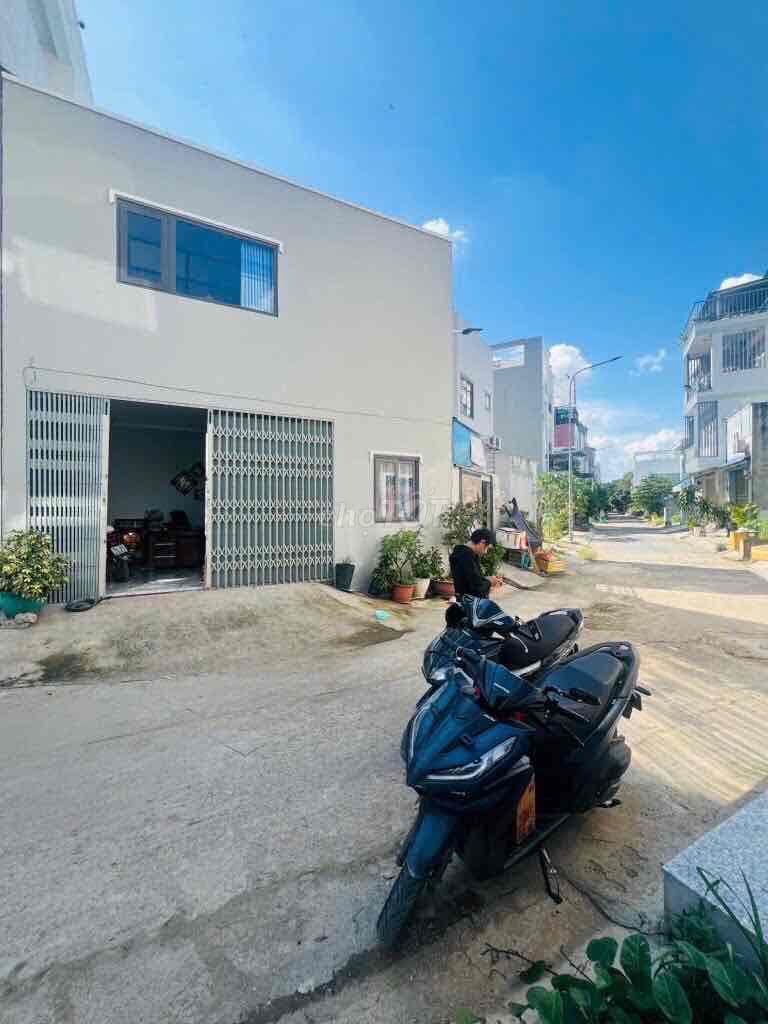 BÁN NHÀ HẺM XE HƠI KHU ĐỒNG BỘ HỒ VĂN LONG SÁT KÊNH THAM LƯƠNG, CC LÊ