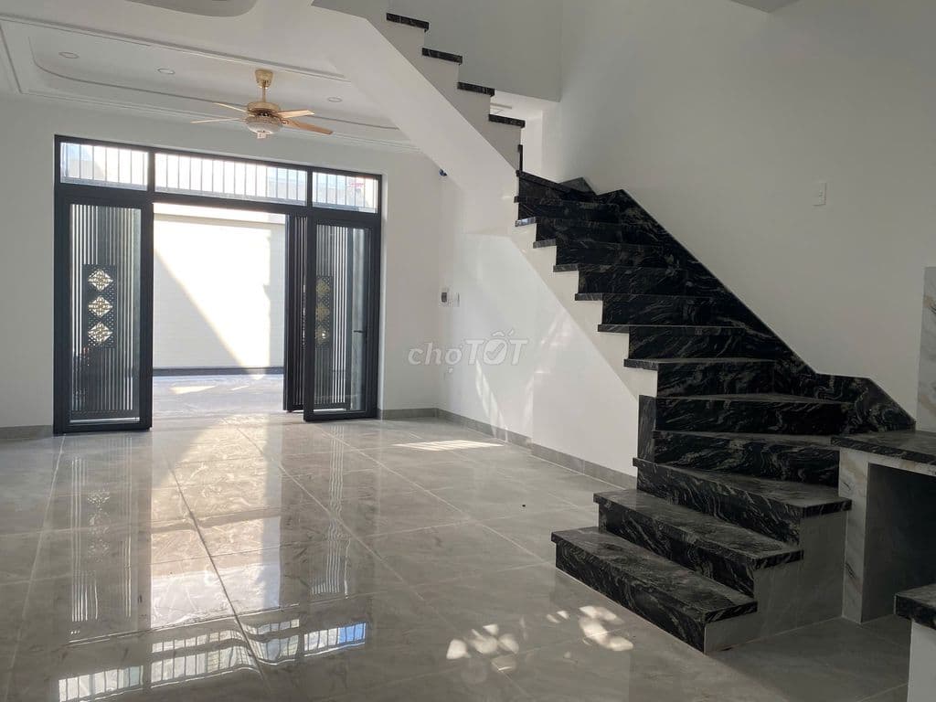 Bán nhà mới tinh, xe hơi đậu trong nhà, Thiết kế đẹp 2 sân thượng - Ảnh 2