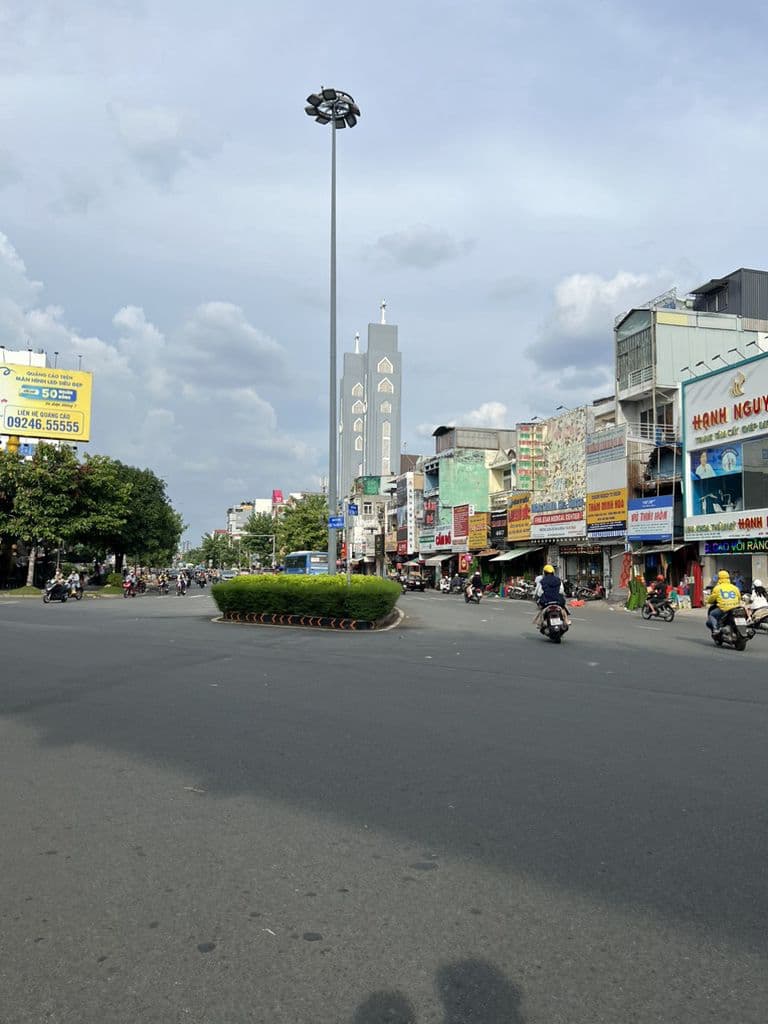 Bán nhà mặt tiền Lý Thái Tổ, P.8, Q.10. 4 tầng lầu. Giá chỉ 8,5 tỷ