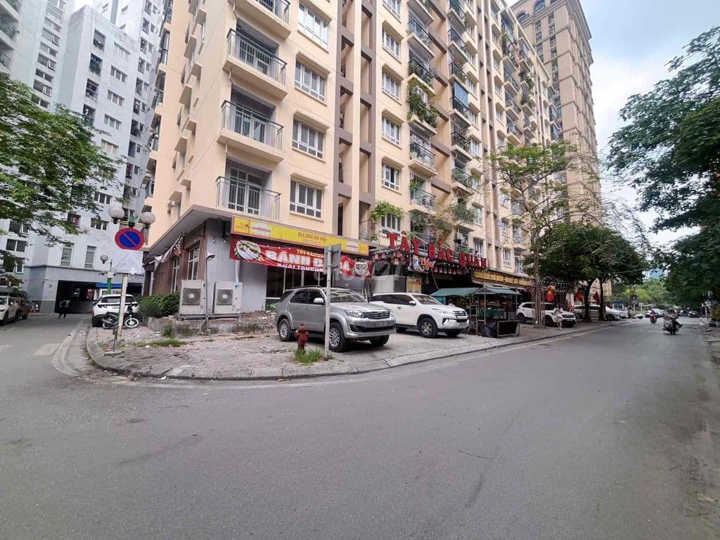 Bán căn hộ chung cư phố Hoàng Cầu, 70m2 x 2 ngủ + wc, view Hồ, 3 thoán