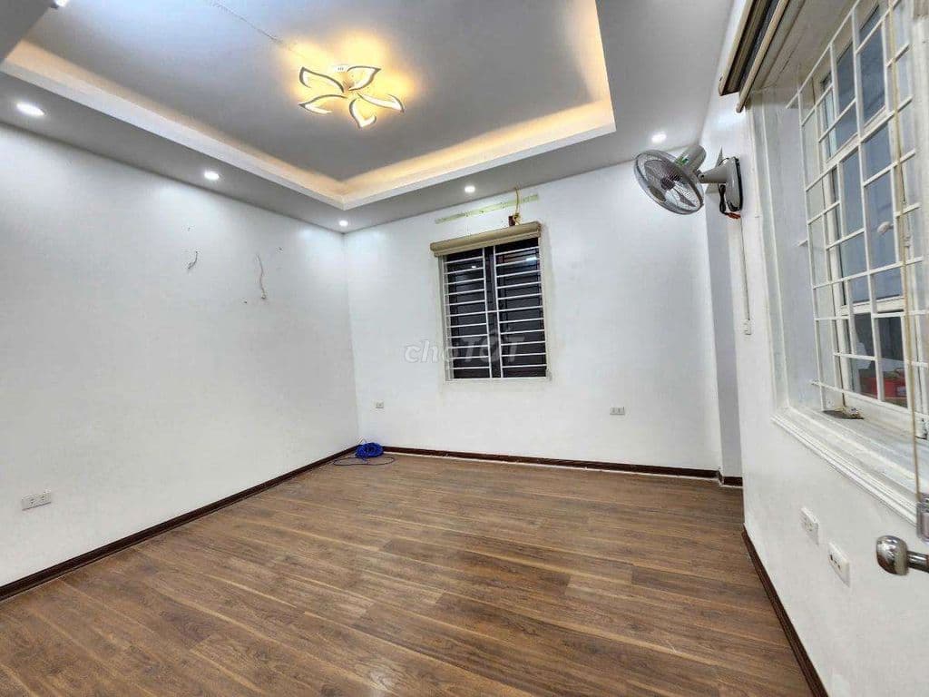 Hơn 4 tỷ Tập thể Lương Khánh Thiện, lô góc tầng 2 95m 3PN sổ đỏ ≈ 60m