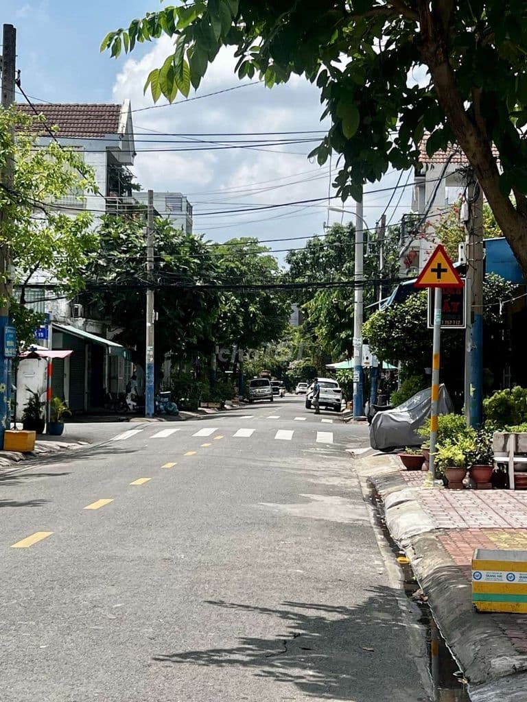 Nhà đẹp 3T - Mặt tiền đường 10m có vỉa hè cây xanh thuận tiện buôn bán