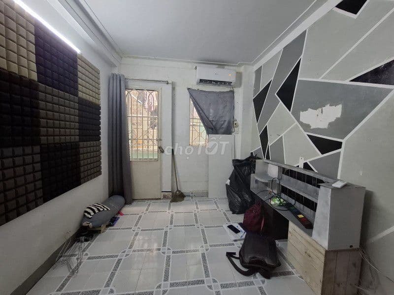 NGAY ĐAI HỌC CÔNG NGHIỆP, CHỢ GV, 12M2, BA TẦNG, HAI PN BTCT 2.2TY TL - Ảnh 3