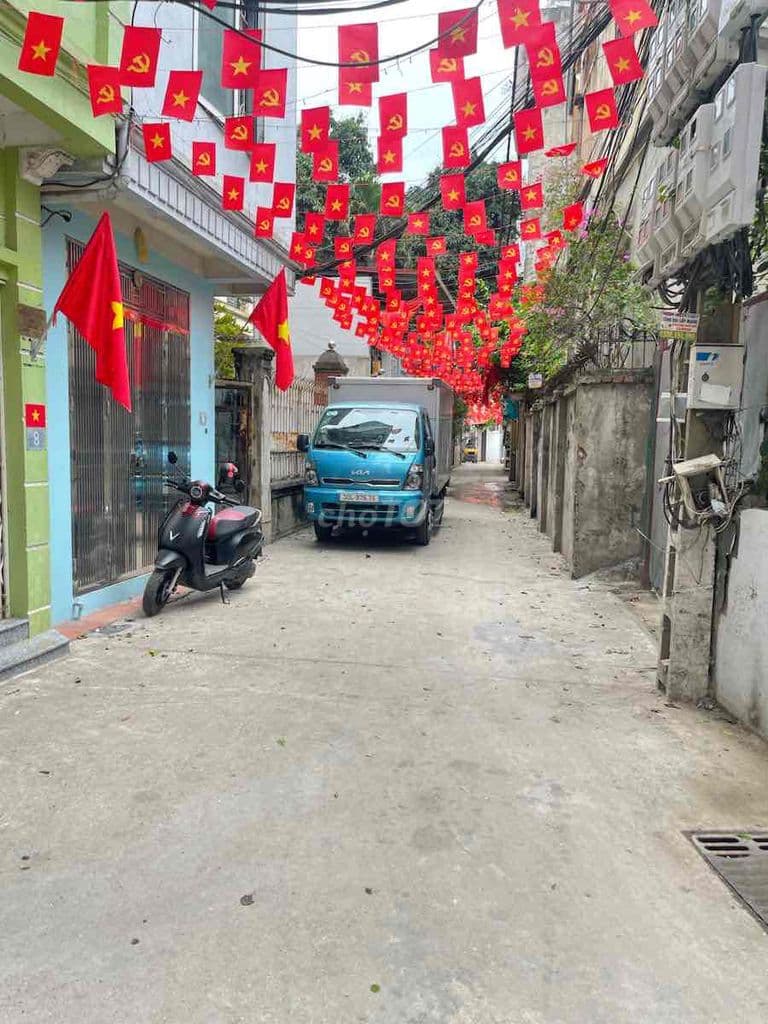 TUYỆT PHẨM PHÂN LÔ ÔTÔ ĐỖ CỬA THANG MÁY NHÀ MỚI Ở NGAY PHỐ THỊNH LIỆT.