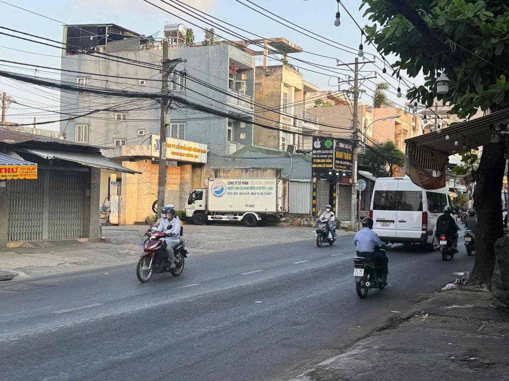 Cần bán nhà MT Âu Cơ, khu dân cư đông đúc - Ảnh 2