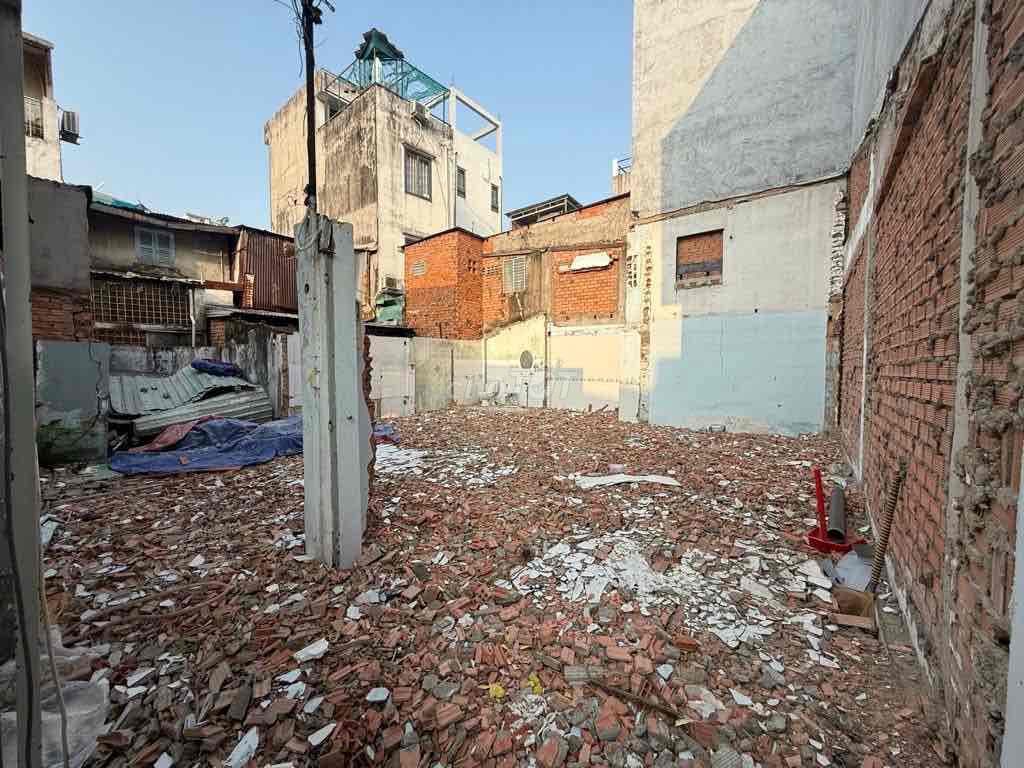 Giáp Q1, Hàng Xanh - Đất trống (9 x 10) hẻm 6m. Phù hợp xây CHDV