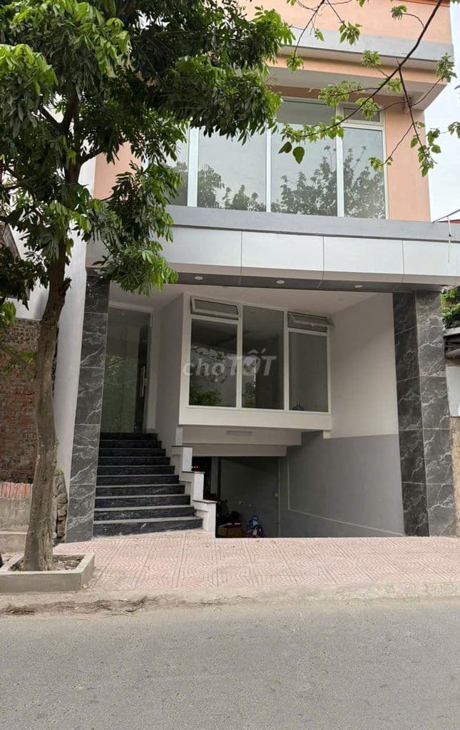 Mặt bằng trung tâm,sầm uất, tầng 1 nhà mặt đường,thuận tiện giao thông