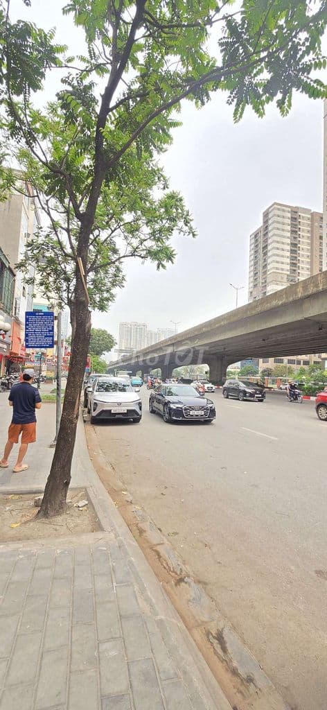 Tôi cần bán nhà 3tầng mặt phố Khuất Duy Tiến.