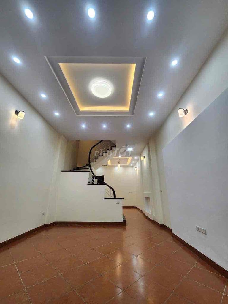 Nhà 5T đẹp ngõ La Thành ngõ 2,5m cách oto tránh 50m cách Mp 100m - Ảnh 2