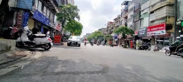 Nhà mặt phố Thanh Nhàn 17m² 2 Tầng, Ô tô đỗ cửa