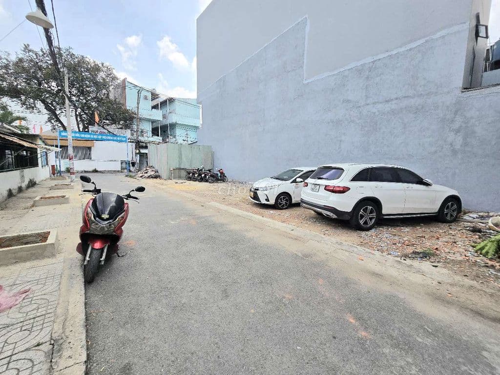 5,1x25m. 2 mặt hẻm không vạt góc đường xe hơi tránh thông