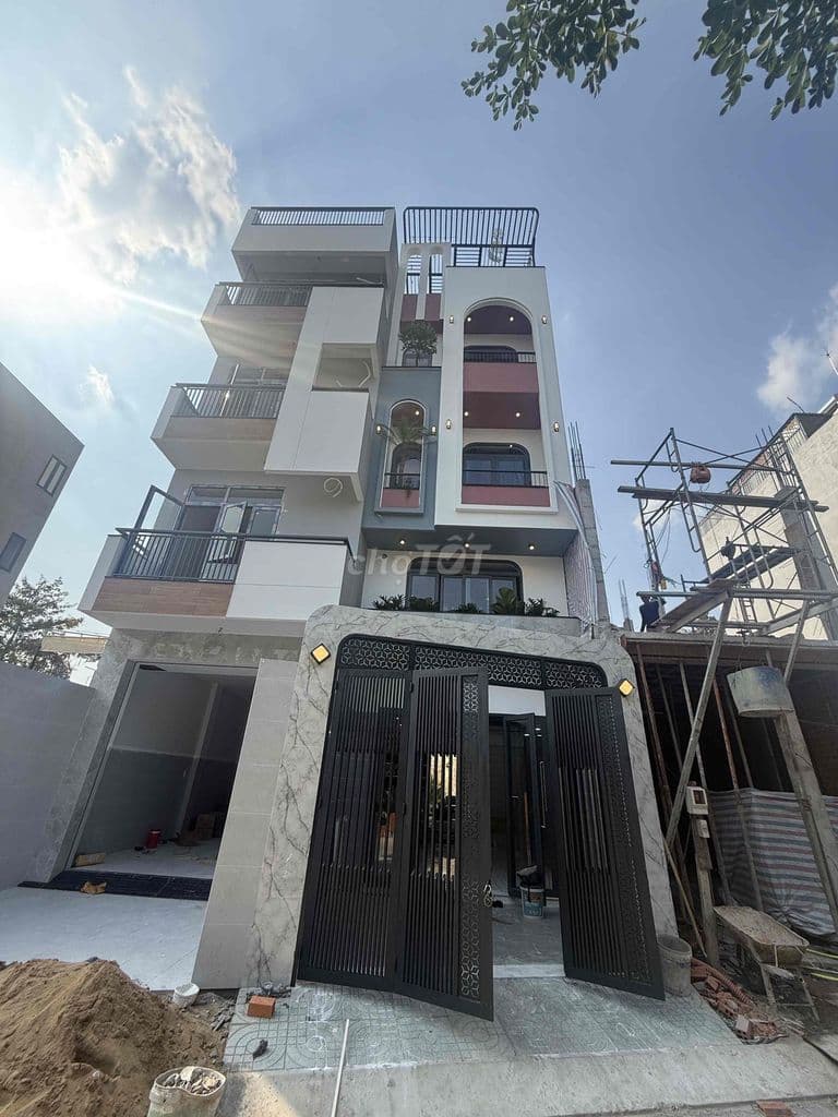 BÁN NHÀ 4 LẦU CÁCH PVĐ 100M, TẶNG NỘI THẤT CAO CẤP, SÁT TÔ NGỌC VÂN