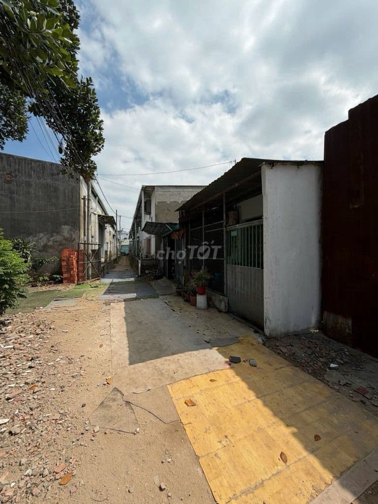 Chỉ 1,7 tỉ NHÀ CẤP 4 NGANG 5X20M VUÔNG VỨC KHÔNG LỖI PHONG THỦY