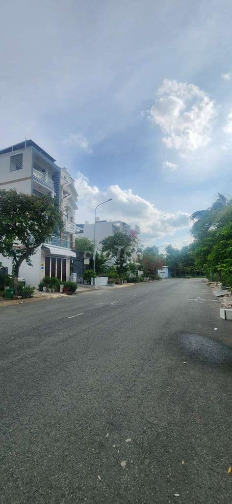 Đất 12,5 tỷ CHỦ GỬI BÁN GẤP LÔ ĐẤT ĐẸP ĐƯỜNG D1 R 20M - PHÚ MỸ QUẬN 7