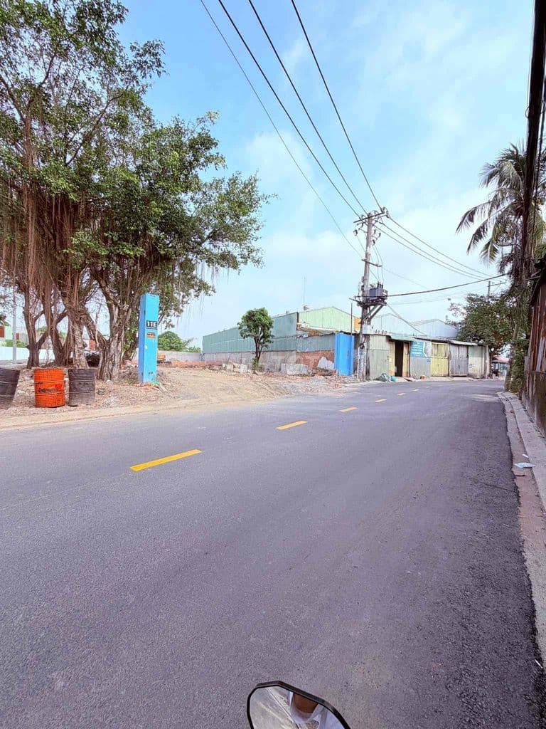 Cần bán lô đất Mặt Tiền kinh doanh . gần trường học .