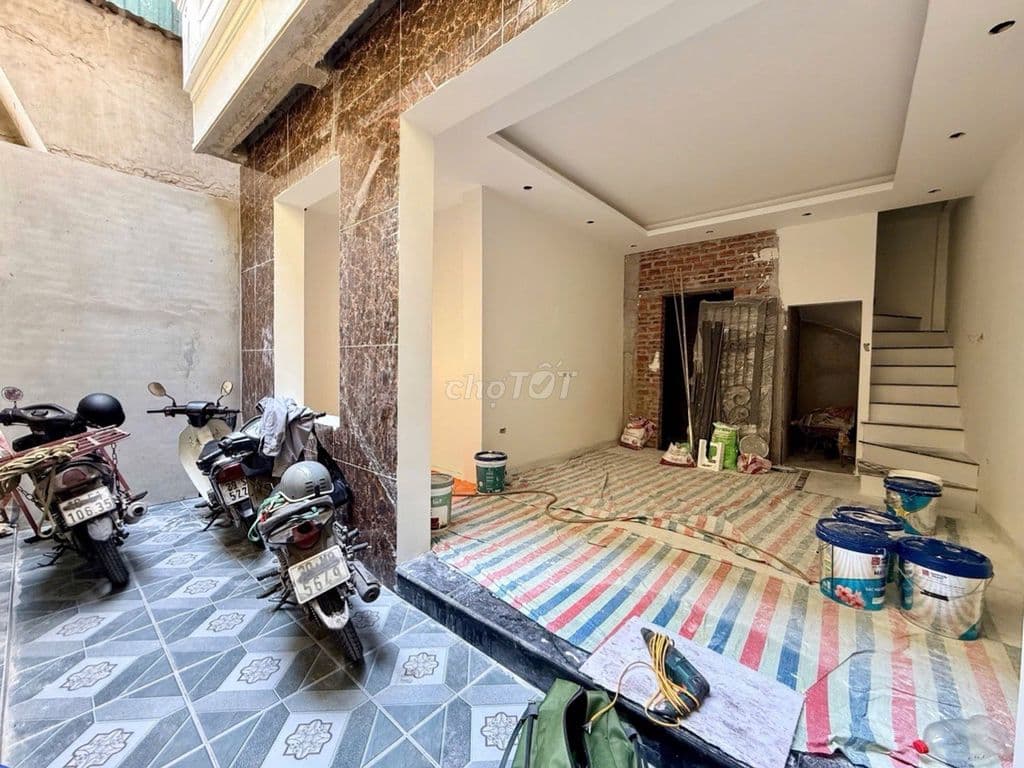 Nhà 5 tầng thang máy Giáp Bát, 8.3 tỷ, nhà mới