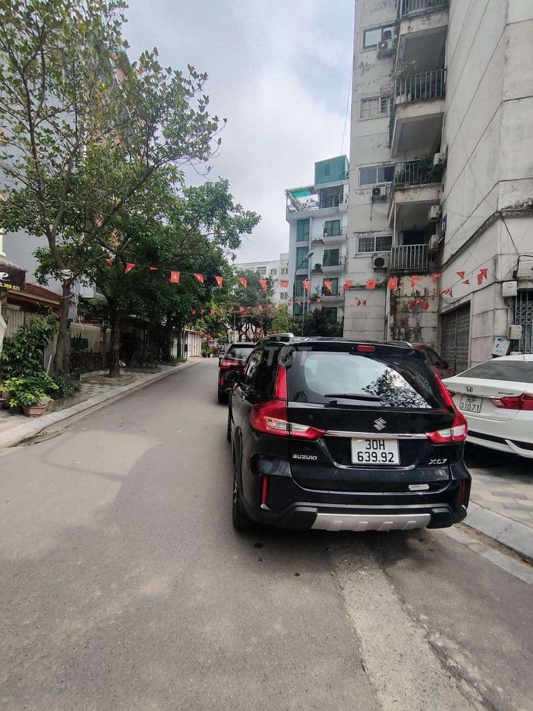 Bán nhà Tây Hồ 30m 5T giá 7.6 tỷ, ba gác, gần phố, gần hồ Tây